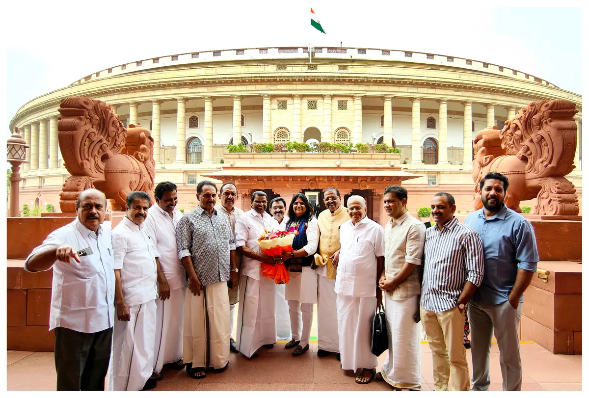 സ്പീക്കറായശേഷം തിരുവഞ്ചൂർ ആദ്യമായി ഡൽഹിയിൽ; സ്വീകരണംനൽകി കേരളത്തിൽനിന്നുള്ള എം.പി.മാർ Read more at: https://www.mathrubhumi.com/news/kerala/thiruvanchoor-radhakrishnan-felicitated-new-delhi-kerala-speaker-avjz4eft
